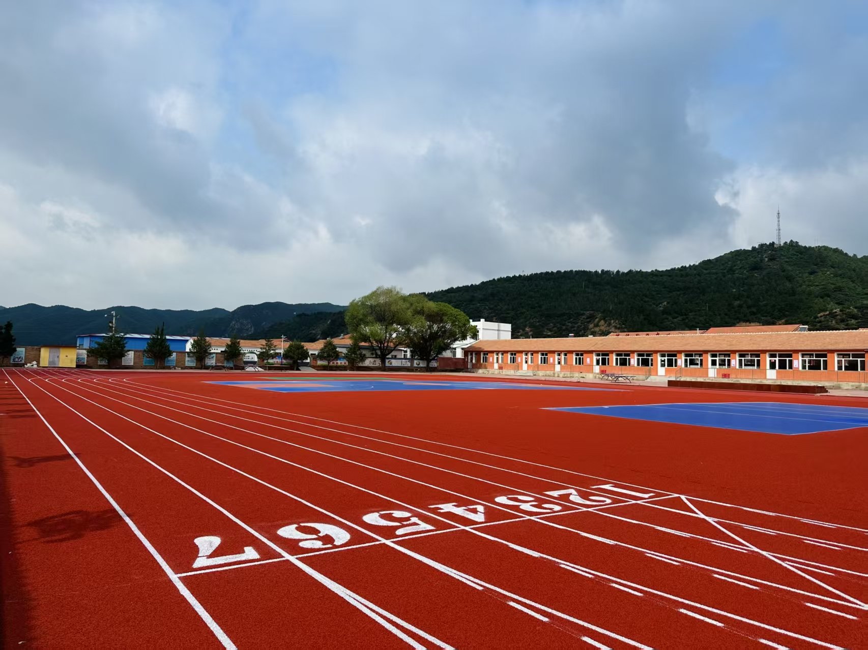 柳州市自结纹塑胶跑道橡胶跑道 - 方案